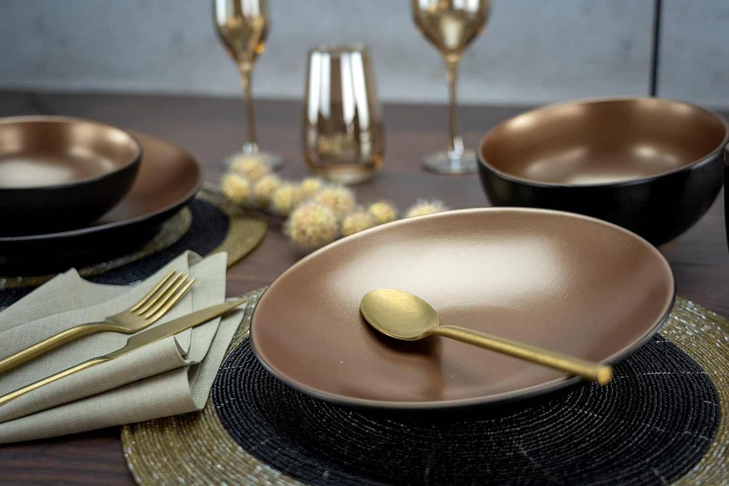 CreaTable, 23598, Seria GLAMOUR - Złota, 16-częściowy zestaw naczyń obiadowych, Usługa łączenia porcelany, Możliwość mycia w zmywarce i kuchence mikrofalowej, Jakość produkcji