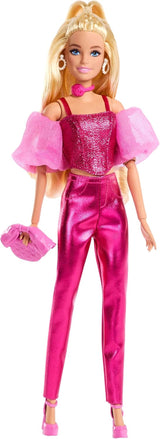 Lalka Barbie Deluxe Style nr 5 w metalicznym różowym blond stroju, z błyszczącym stanikiem i błyszczącymi spodniami, z dodatkami, takimi jak różowy naszyjnik i torebka, JFP40