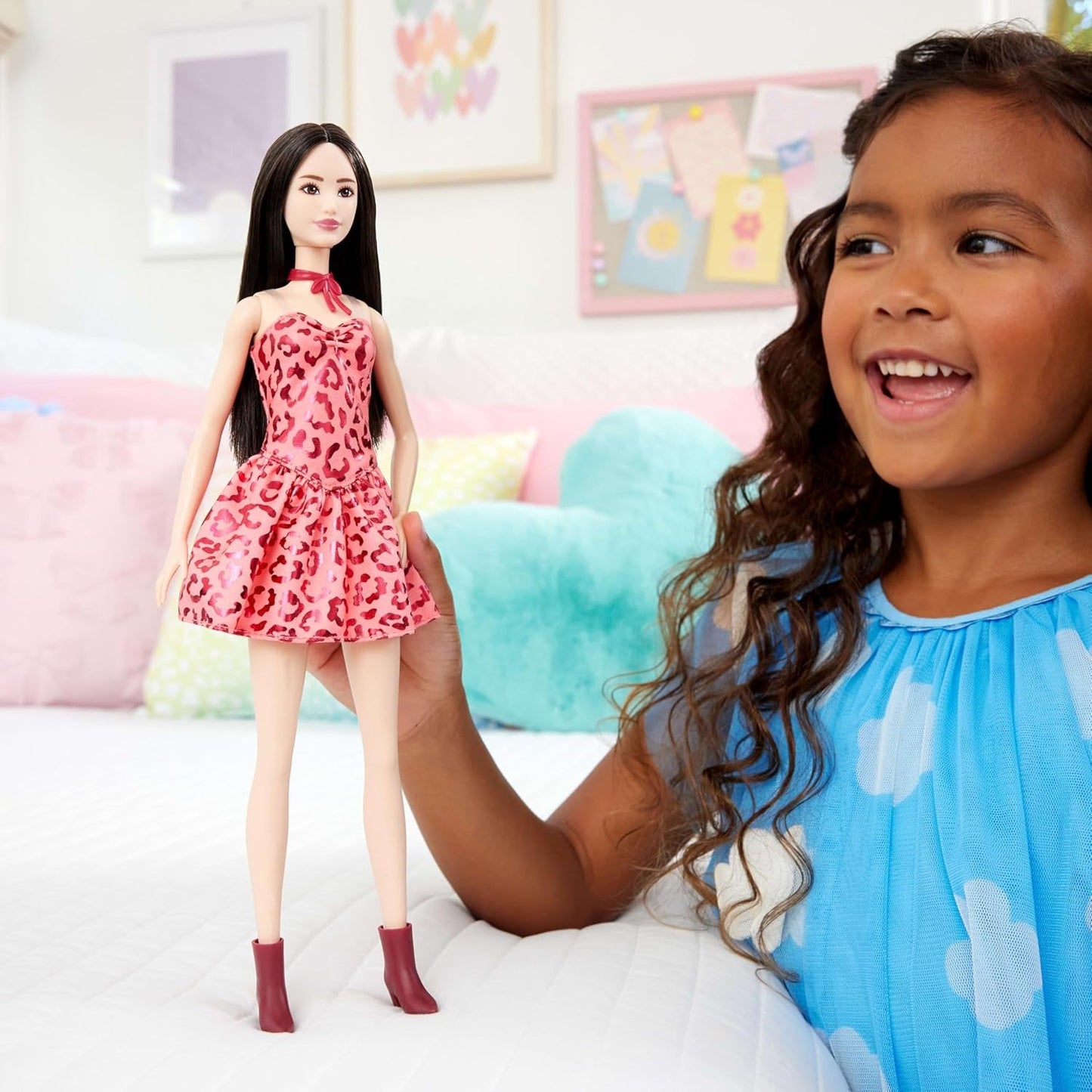 Lalka Barbie Fashionistas nr. nr 246 w różowej sukience w panterkę bez ramiączek, z czarnymi włosami i dodatkami, takimi jak naszyjnik z kokardką i buty, JJN59