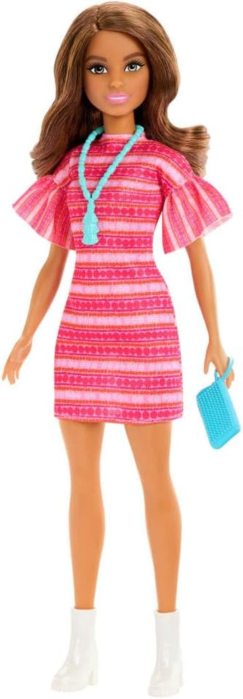 Barbie i Teresa Rezept für Freundschaft Teresa-Modepuppe z unverkennbarem Outfit zum An- und Ausziehen, z akcesoriami, w tym naszyjnikiem Einer, JCT02
