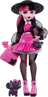 Lalka Monster High Draculaura ze swoim zwierzakiem, kotem-nietoperzem, Hrabią Fabulous i akcesoriami, takimi jak plecak, księga zaklęć, pudełko bento i nie tylko, HRP64