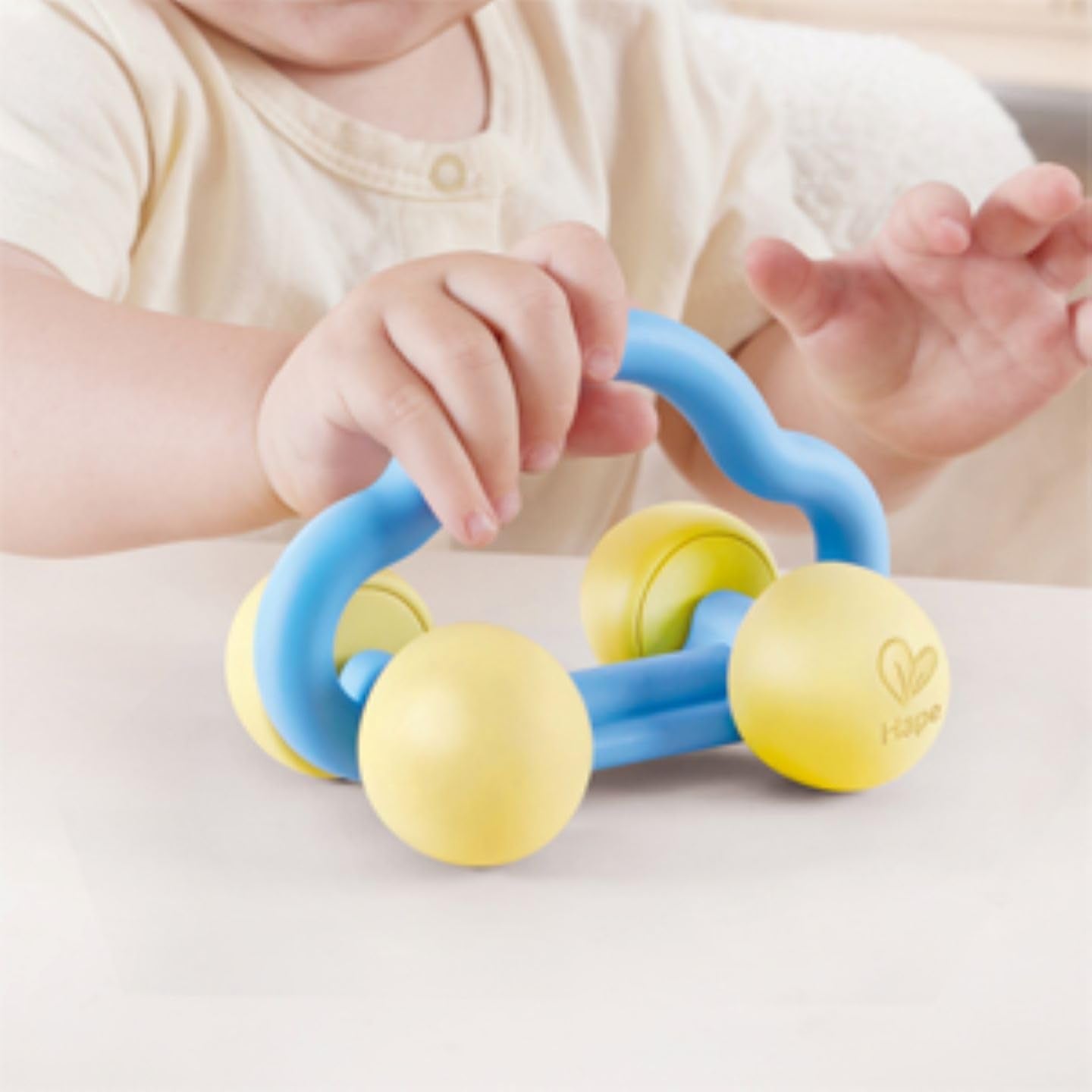 Hape Roll & Grzechotka Autko, zabawka dla dziecka Bebe Naty Shop Toys