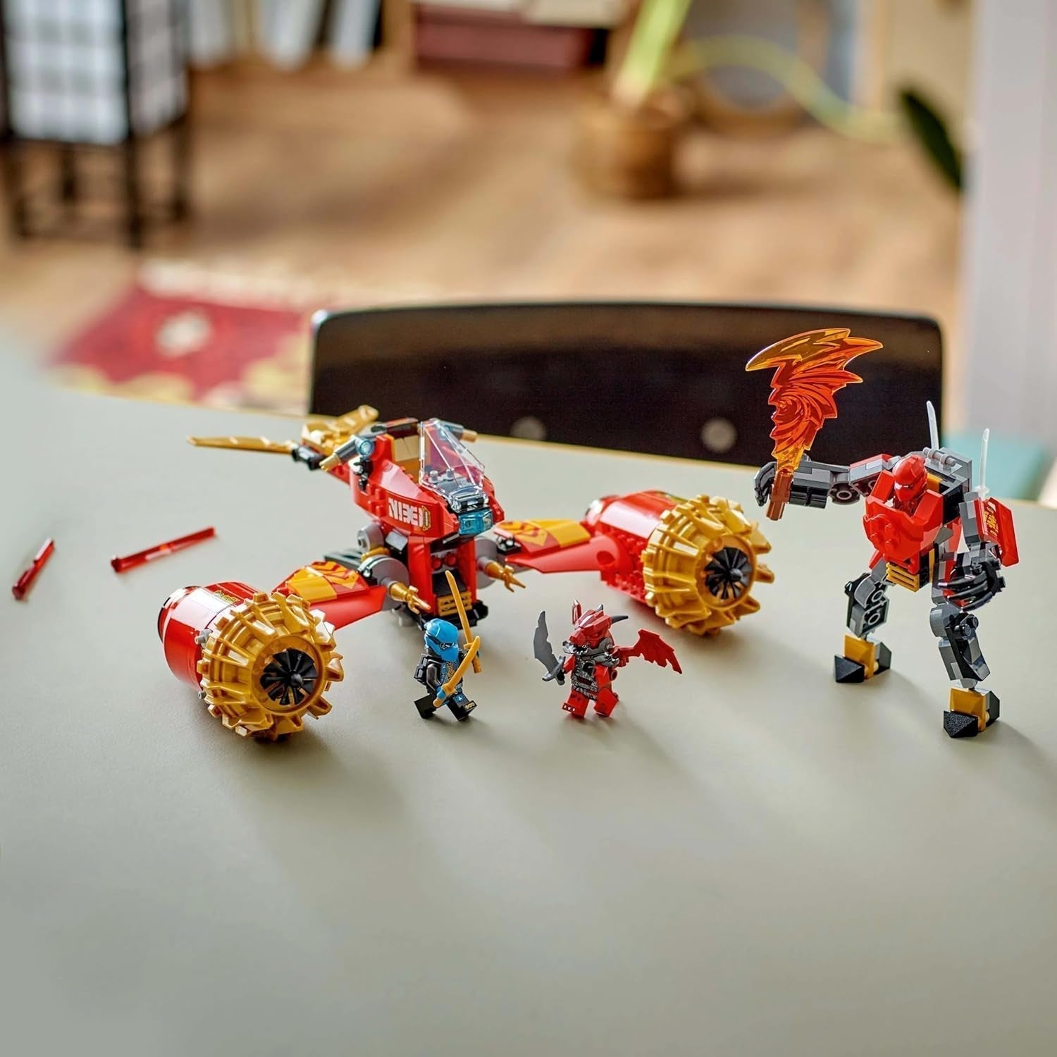 LEGO NINJAGO Mech Jeźdźca Burzy Kaia — Latający motocykl z trzema minifigurkami — Mech z ruchomą głową, rękami i nogami — Zabawka do budowania — Prezent dla chłopców i dziewcząt w wieku 7+ 71830 Zestawy do budowania Besuche den LEGO-Store