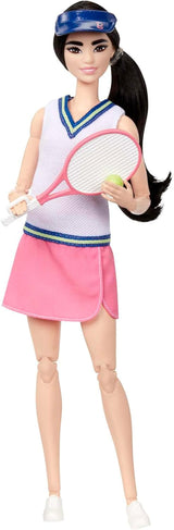 Barbie Made to Move – tenisistka z rakietą i piłką – lalka z 22 przegubami zapewniająca realistyczną zabawę dla fanów tenisa i dzieci w wieku od 3 lat, lalki HKT73 Naty Shop