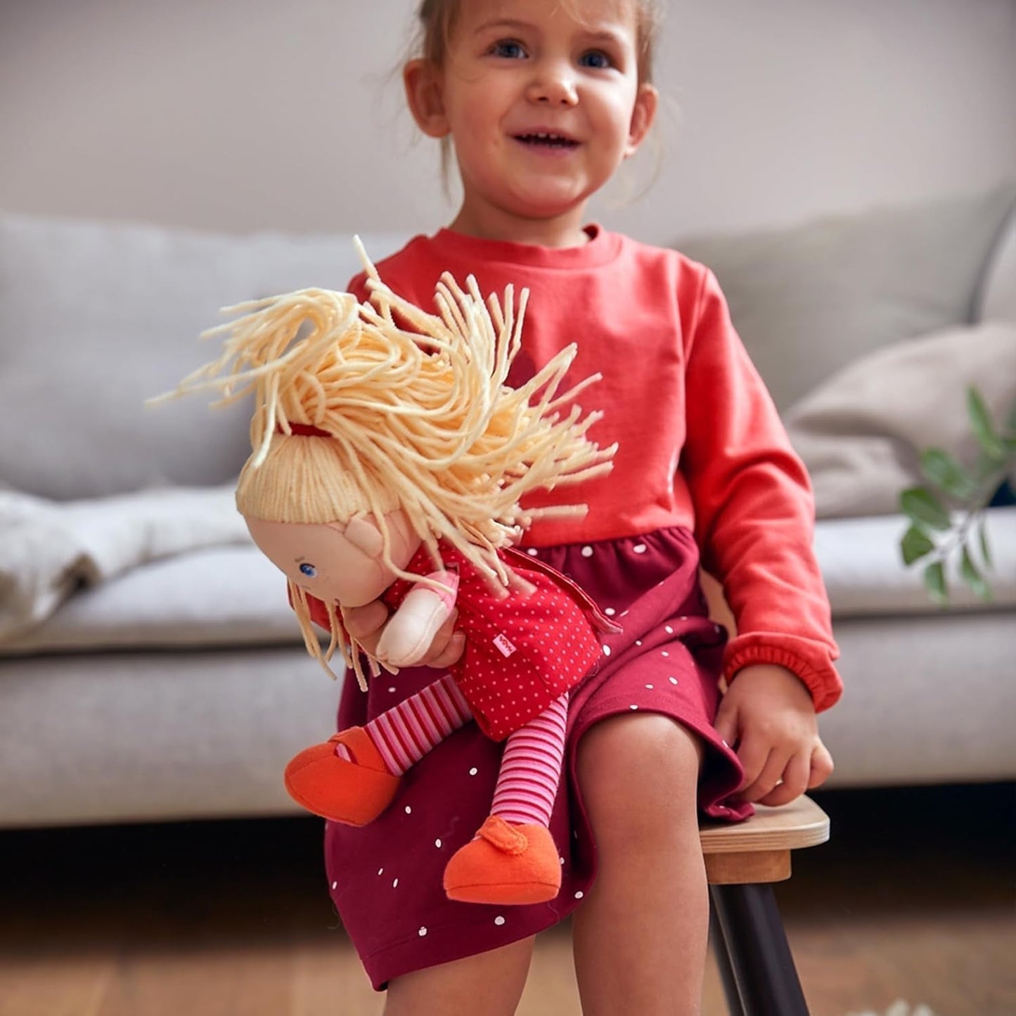 HABA 302108 - Lalka Annelie, lalka materiałowa z ubrankami i włosami, 30 cm, zabawka od 18 miesiąca, czerwona Dolls Naty Shop