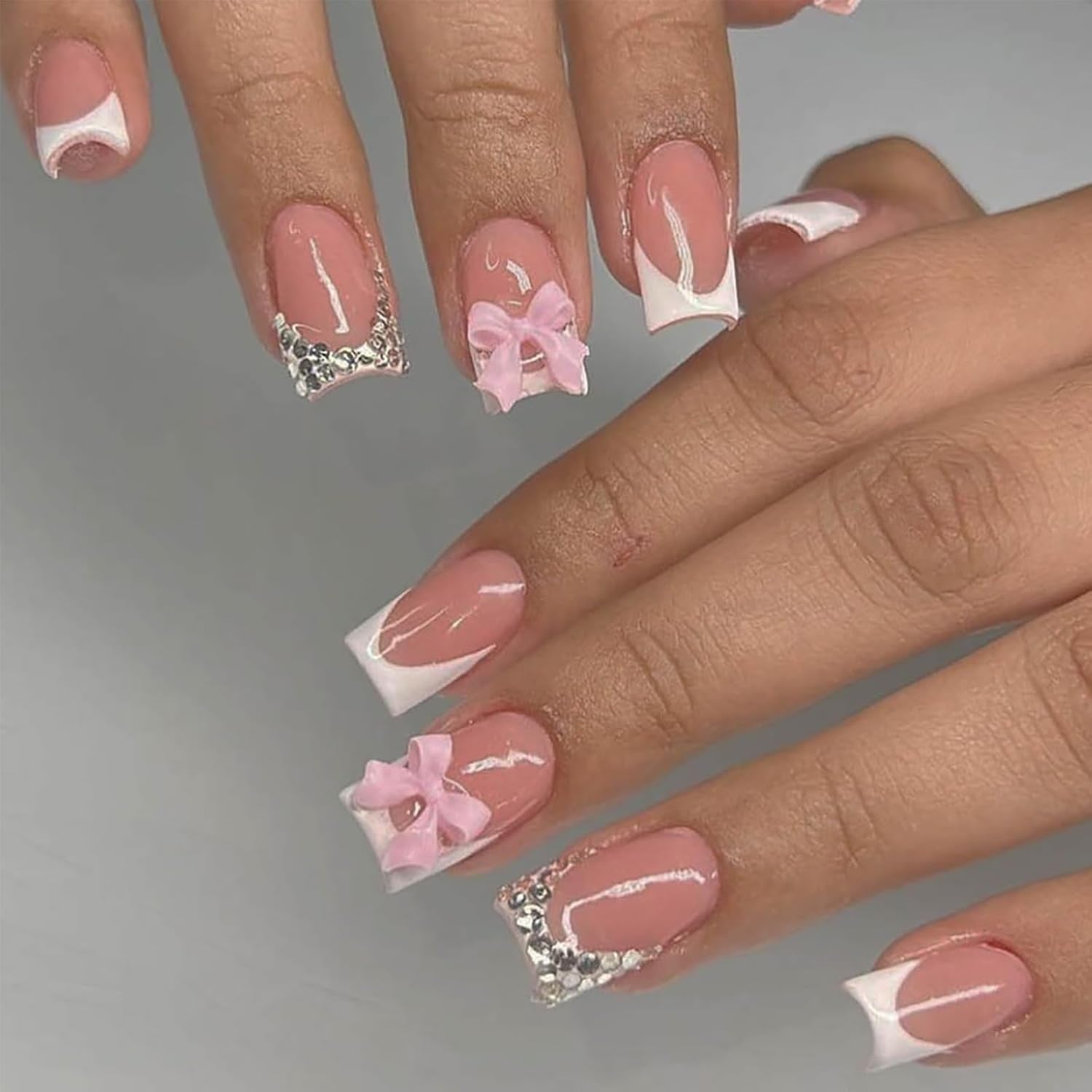 24 szt. Różowa kokardka z diamentem tabletki do francuskiego Manicure kwadratowe paznokcie wzór ze strasami Nude różowe sztuczne paznokcie Full Cover klej Manicure