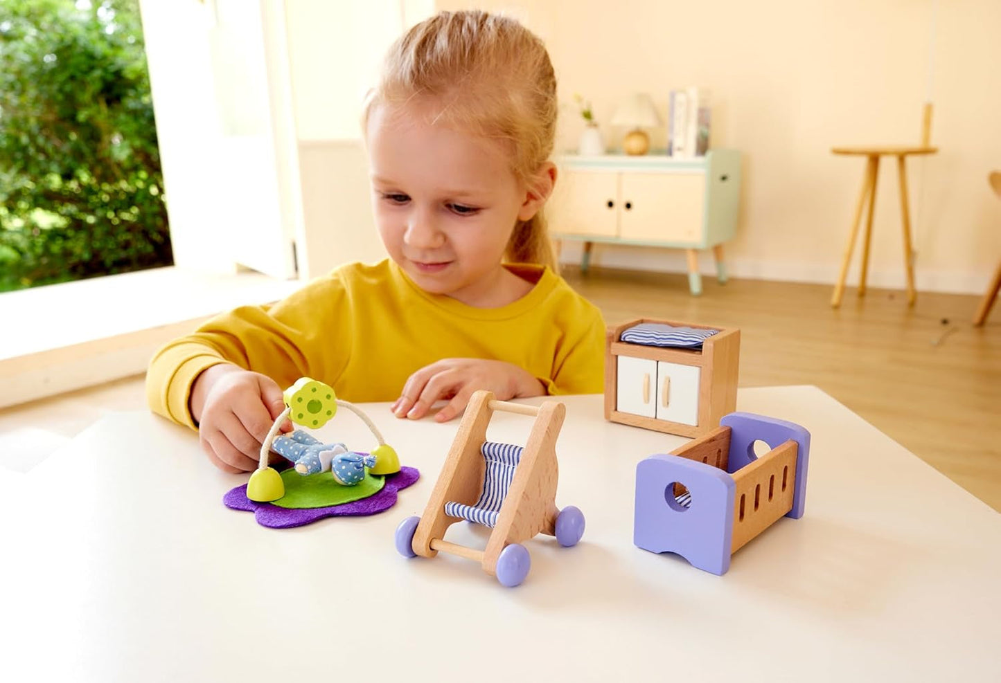 Hape Baby Room - drewniany zestaw do pokoju lalek, mebelki dla lalek, akcesoria do domku dla lalek dla maluchów, miniaturowy pokój dziecięcy z huśtawką i akcesoriami, 3-letnie odgrywanie ról