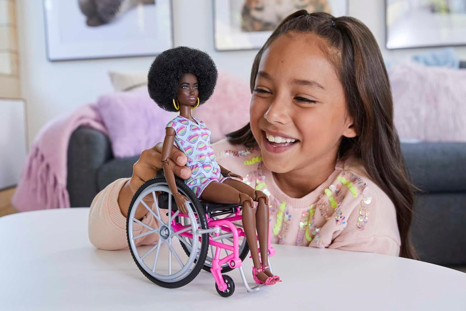 Barbie Fashionistki Czarne włosy Kolorowy kombinezon Rampa dla wózków inwalidzkich Wózek inwalidzki Lalka w zestawie Zabawka dla dzieci w wieku 3+ HJT14