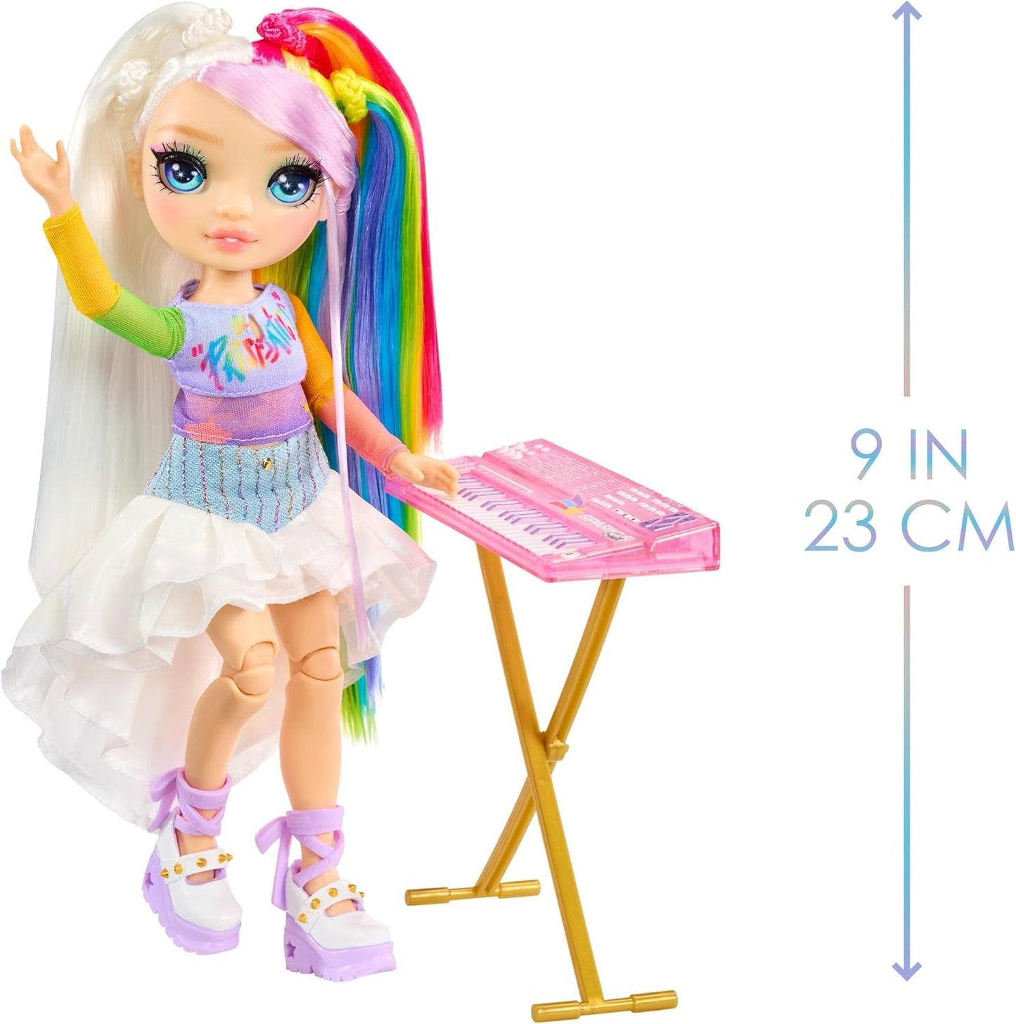 Zespół Rainbow High Junior High Rock Band – Amaya, kolory tęczy – lalka modowa 23 cm z klawiaturą, konfigurowalna za pomocą naklejek, ruchoma, urocza zabawka dla dzieci w wieku od 4 lat