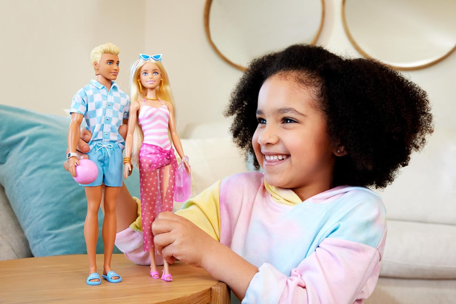 Barbie Ken – lalka blondynka w niebieskiej koszuli i fartuchu kąpielowym, akcesoria plażowe i piłka plażowa do kreatywnej zabawy, od 3 lat, HPL74