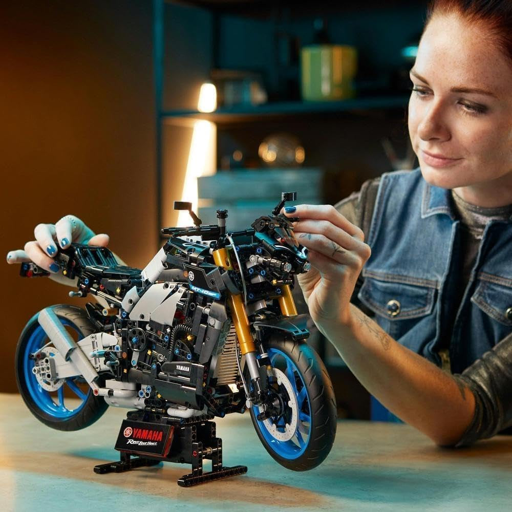LEGO 42159 Model motocykla Technic Yamaha MT-10 SP dla dorosłych, autentyczny model pojazdu z 4-cylindrowym silnikiem, funkcjonalny układ kierowniczy i aplikacja Ar, zestawy do budowania jako prezent dla mężczyzn i kobiet w sklepie LEGO