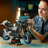 LEGO 42159 Model motocykla Technic Yamaha MT-10 SP dla dorosłych, autentyczny model pojazdu z 4-cylindrowym silnikiem, funkcjonalny układ kierowniczy i aplikacja Ar, zestawy do budowania jako prezent dla mężczyzn i kobiet w sklepie LEGO
