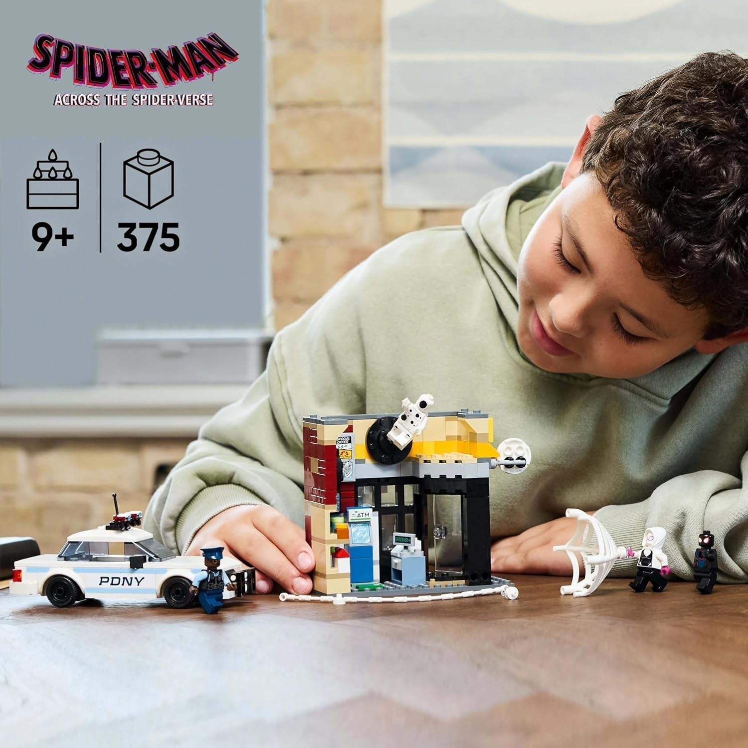 LEGO Marvel Spider-Verse: Miles Morales kontra. Spot — zestaw superbohaterów z samochodzikiem — 4 minifigurki i minimarket — prezent dla chłopców i dziewcząt w wieku od 9 lat 76311 Zestawy do budowania Besuche den LEGO-Store