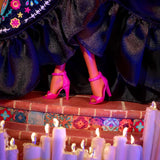 Podpisowa lalka Barbie, figurka kolekcjonerska Día De Muertos 2024 w czarnej sukience i niebieskim marszczonym topie, z haftowanym nadrukiem i kolorowymi dodatkami, HRM72