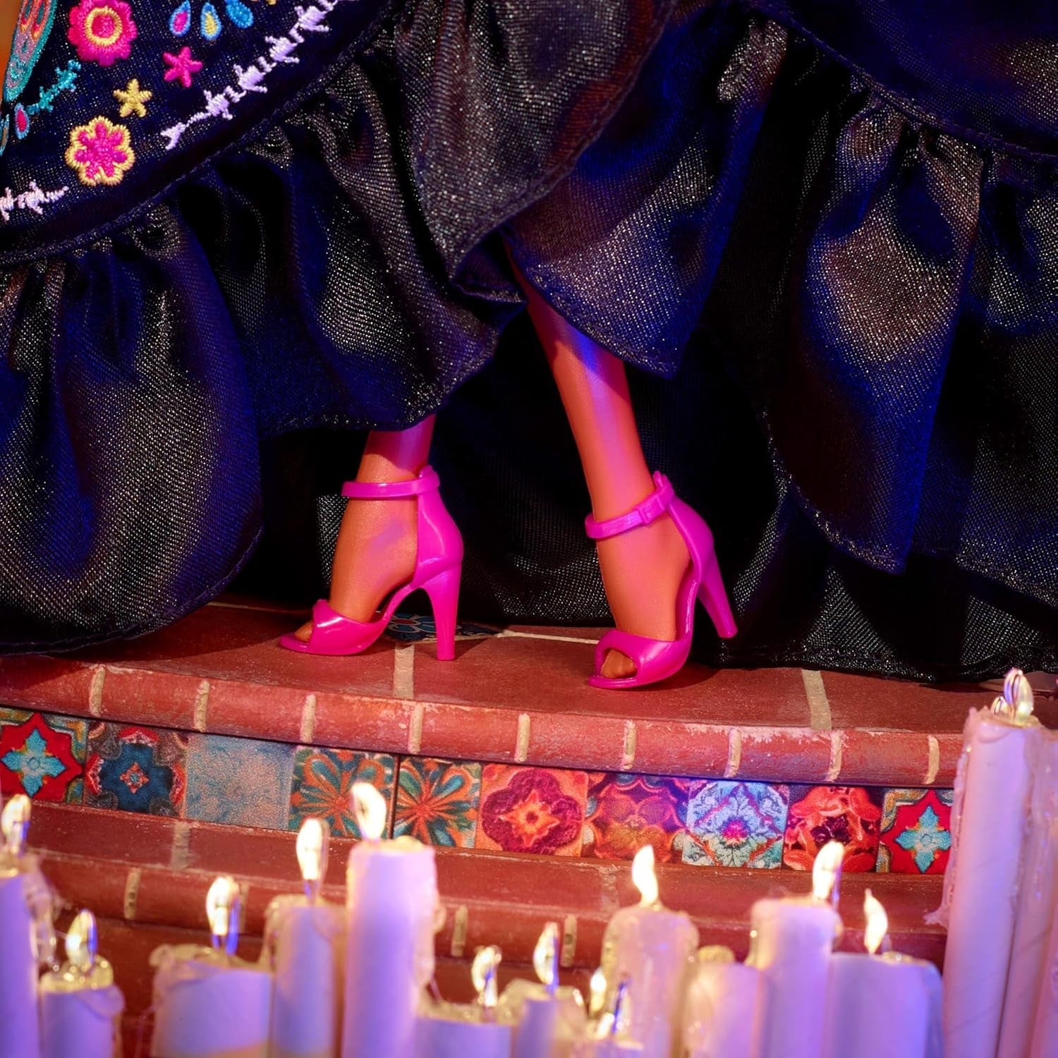 Podpisowa lalka Barbie, figurka kolekcjonerska Día De Muertos 2024 w czarnej sukience i niebieskim marszczonym topie, z haftowanym nadrukiem i kolorowymi dodatkami, HRM72