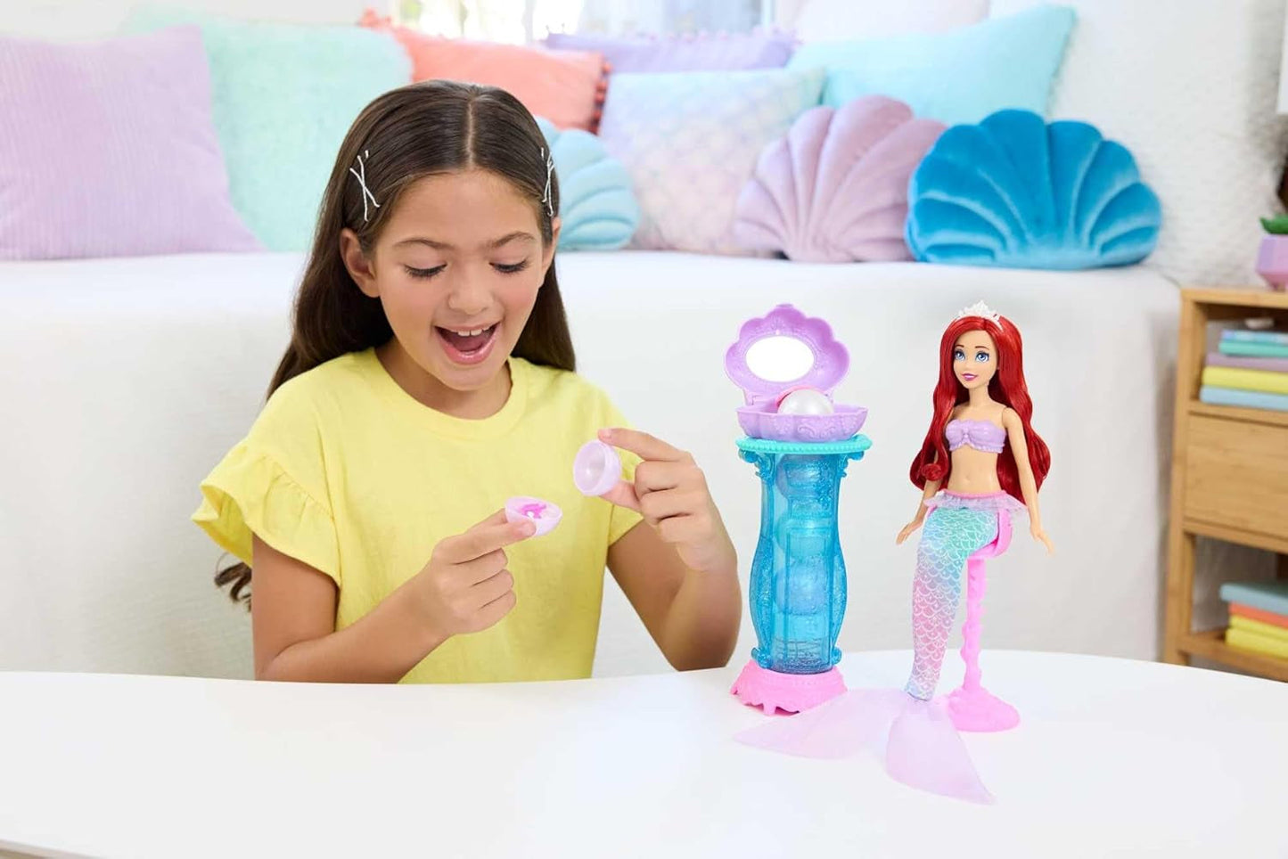 Zabawki Mattel Disney Princess, modna lalka syrenka Ariel z odpinaną płetwą ogonową, toaletka z 5 powtarzalnymi wyskakującymi niespodziankami i 5 akcesoriami, JBF86