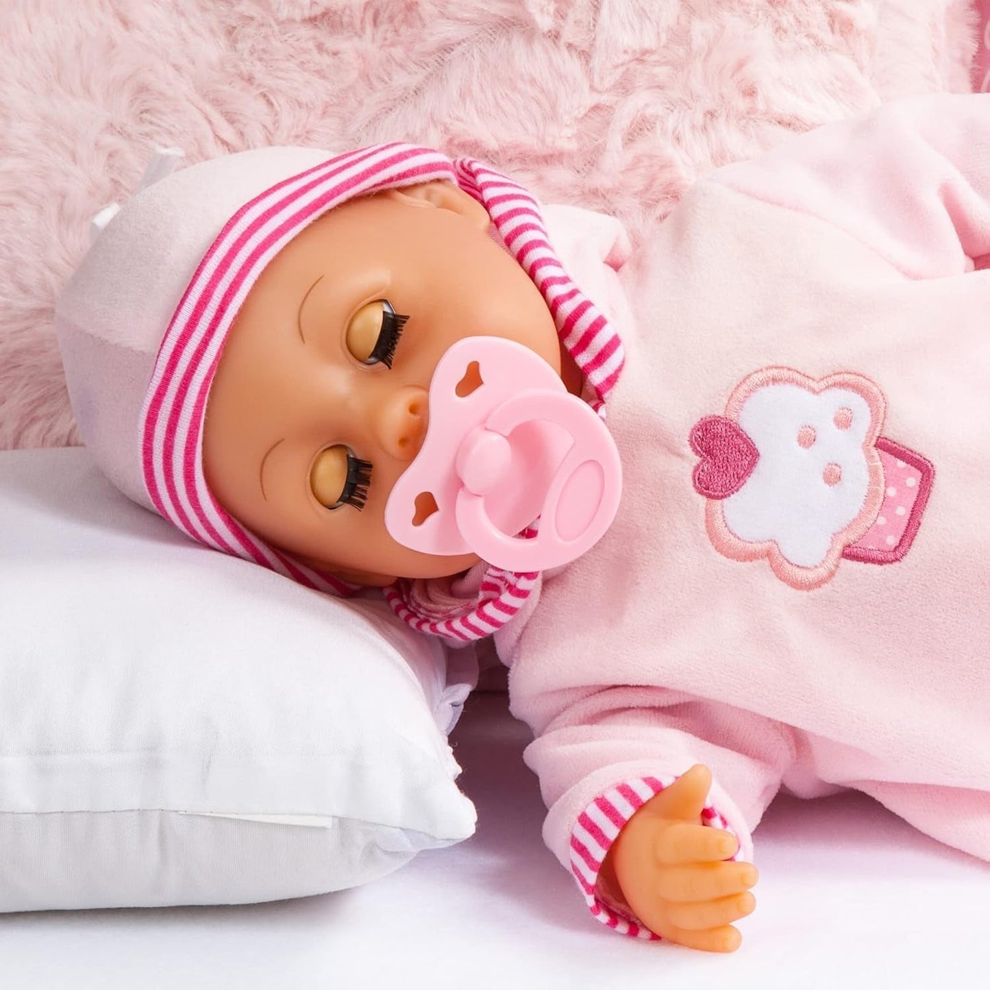 Lalka First Words ze śpiącymi oczami, wydaje 24 dziecięce dźwięki, z lalką i butelką, 38 cm, różowa/paski Naty Shop Dolls