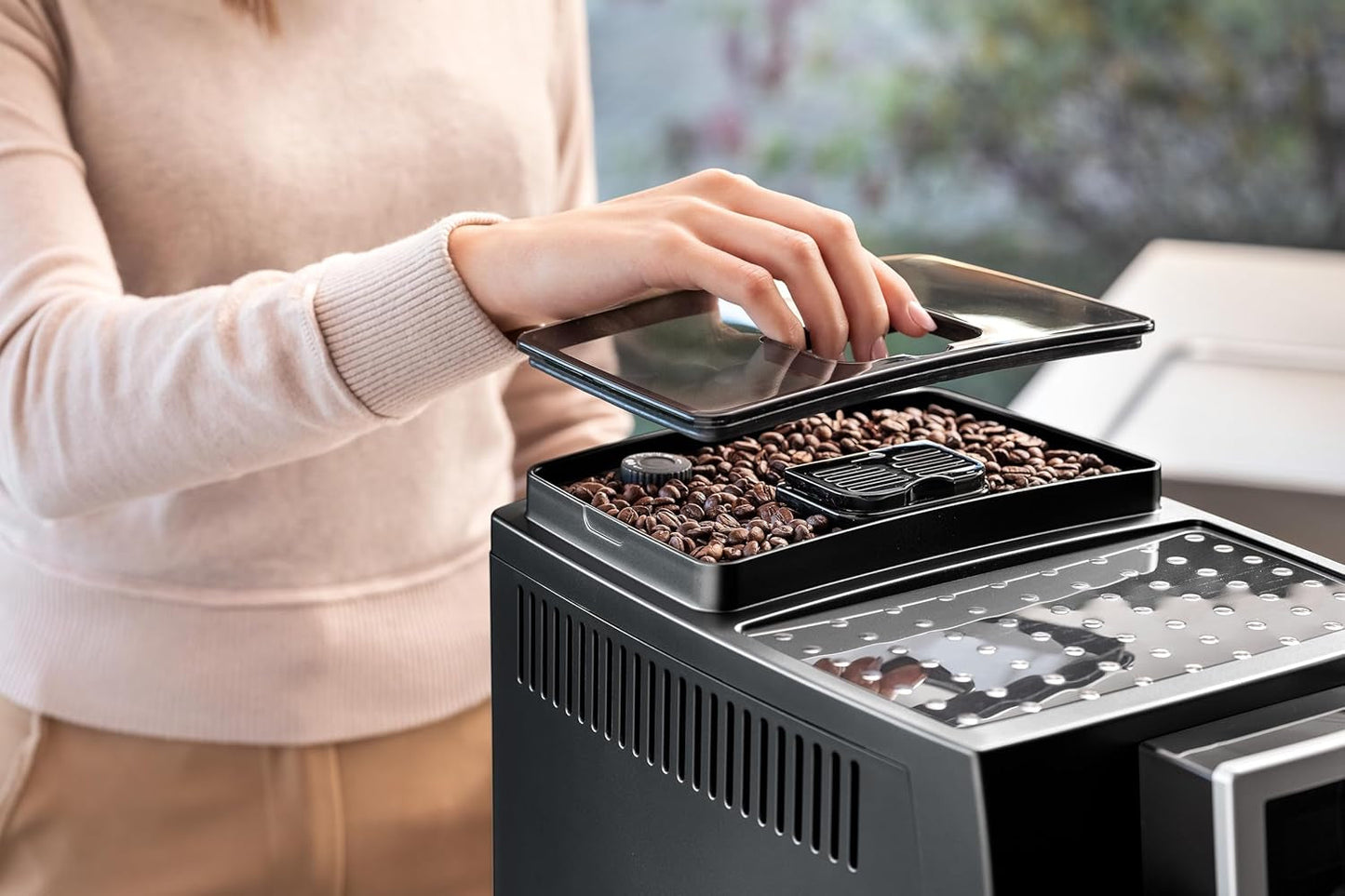 De'Longhi Magnifica S Smart ECAM 230.13.B W pełni automatyczny ekspres do kawy ze spieniaczem mleka do cappuccino, espresso, kawy i dużej kawy, przyciski bezpośredniego wyboru i pokrętło, funkcja 2 filiżanek, czarny