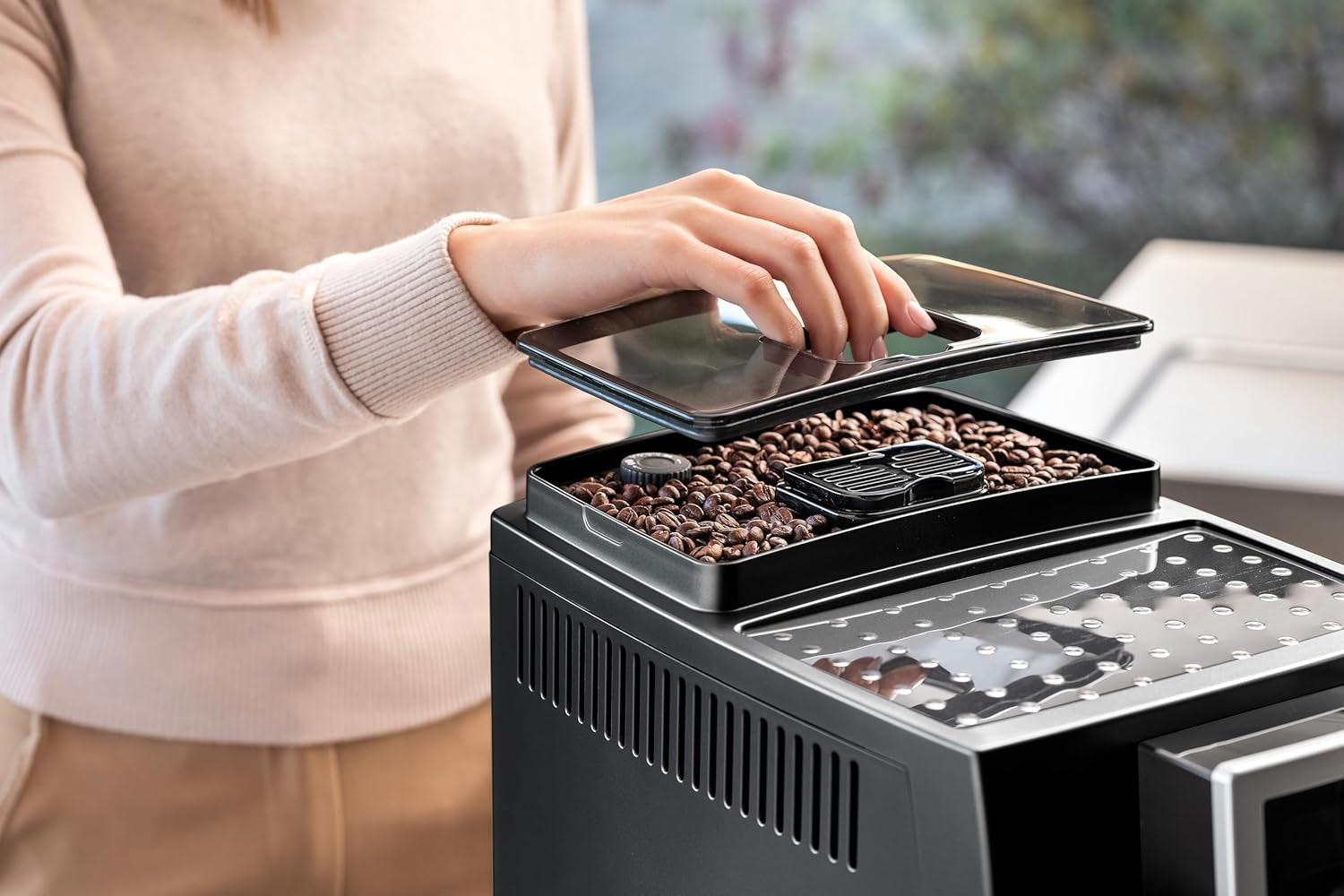 De'Longhi Magnifica S Smart ECAM 230.13.B W pełni automatyczny ekspres do kawy ze spieniaczem mleka do cappuccino, espresso, kawy i dużej kawy, przyciski bezpośredniego wyboru i pokrętło, funkcja 2 filiżanek, czarny