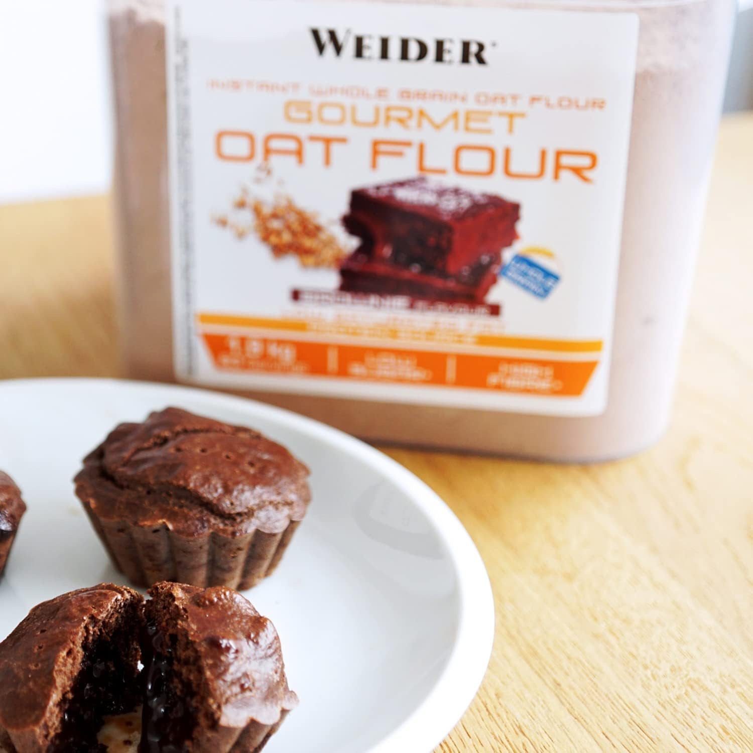 Weider Gourmet Płatki owsiane (1,9 kg) o smaku brownie. Pełnoziarniste płatki owsiane. Źródło białka o niskiej zawartości cukru.