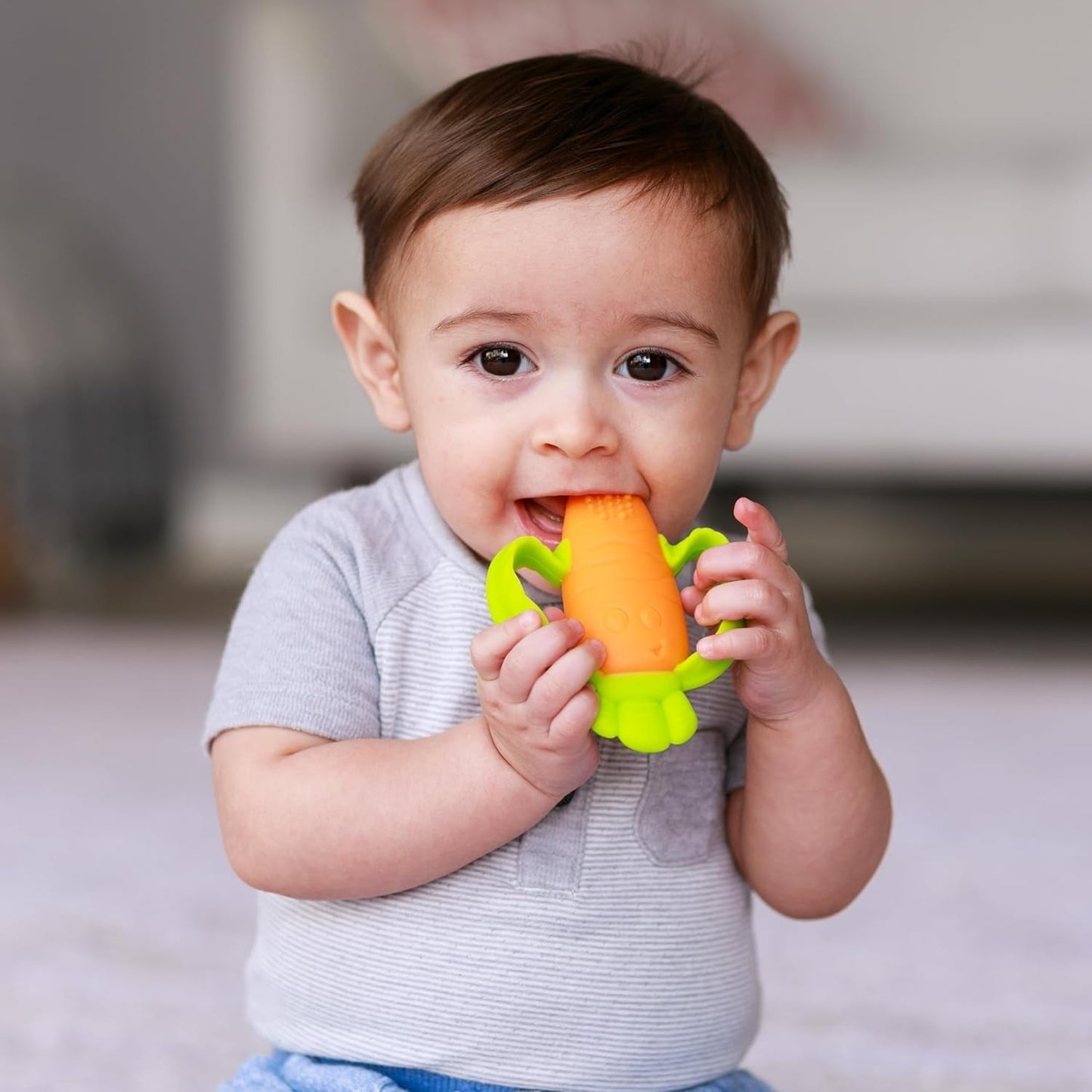 Infantino Lil' Nibbles, teksturowany silikonowy gryzak, zabawka gryzak dla niemowląt niezawierający BPA, miękki, łatwy do trzymania, stymulacja sensoryczna dla niemowląt, marchewka