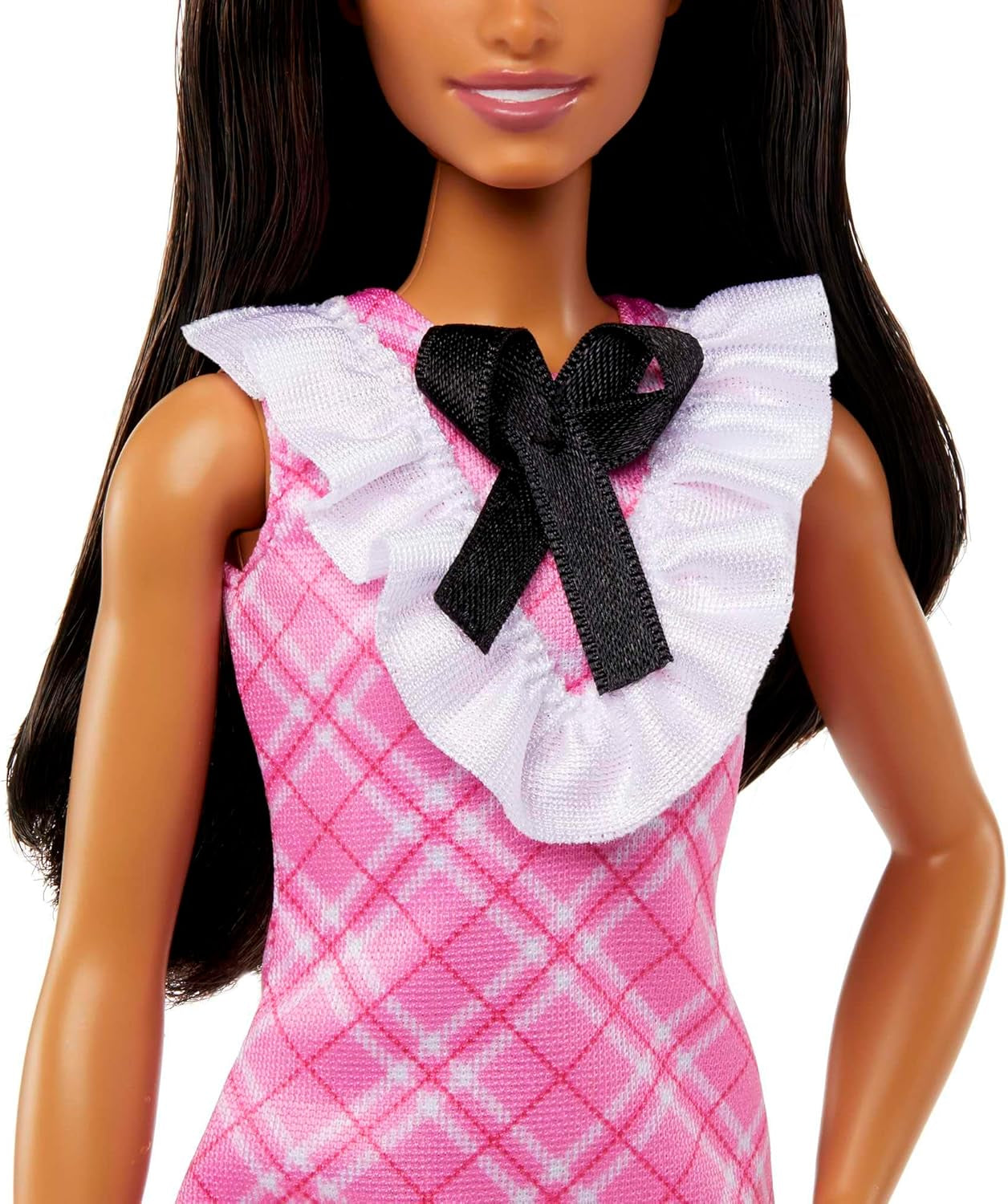 Lalka Barbie Fashionistki ze sportowymi czarnymi włosami i perłową opaską na głowie, ubrana w różową kraciastą sukienkę z czarną kokardką i marszczonym kołnierzykiem dla dzieci w wieku od 3 lat HJT06