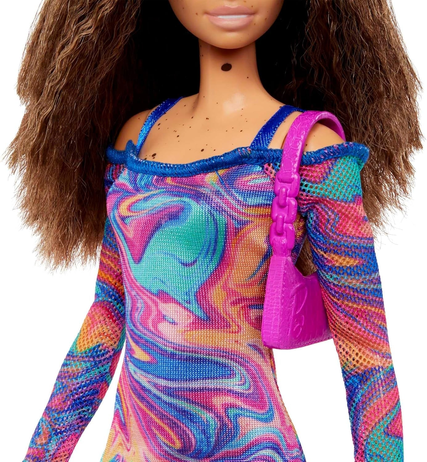 Lalka Barbie Fashionistas nr. 206 - Falowane włosy i piegi - Nowoczesna tęczowa marmurkowa sukienka, torba na ramię i zielone buty - od 3 lat i więcej, HJT03