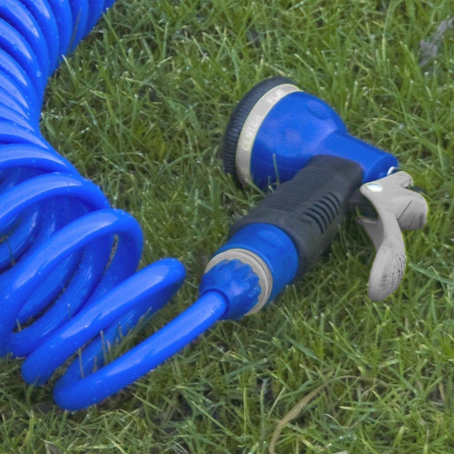 Zestaw węży spiralnych TATAY 10 m z plastikowymi akcesoriami z ochroną UV, idealny na tarasy i małe ogrody.