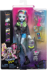 Lalka Monster High Frankie Stein w dżinsowej kurtce i spodenkach zawiera także szczeniaka Watzie i akcesoria, takie jak plecak, przekąskę i notatnik, HXH73