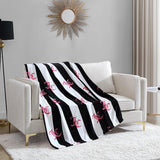 Pluszowy koc Juicy Couture Cabana, 127,7 x 178,8 cm, luksusowy pluszowy koc z mikrofibry zapewniający maksymalny komfort i przytulne ciepło Łóżka i koce Juicy Couture Czarny 50"X70"