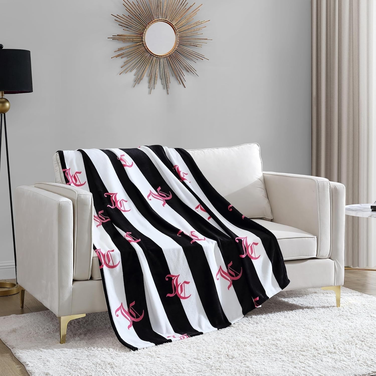 Pluszowy koc Juicy Couture Cabana, 127,7 x 178,8 cm, luksusowy pluszowy koc z mikrofibry zapewniający maksymalny komfort i przytulne ciepło Łóżka i koce Juicy Couture Czarny 50"X70"