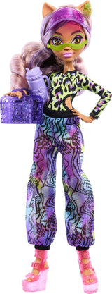 Lalka Monster High Scare Adise Island Clawdeen Wolf ze strojem kąpielowym, spodniami do biegania i akcesoriami plażowymi, takimi jak daszek, butelka wody i książka