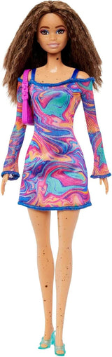 Lalka Barbie Fashionistas nr. 206 - Falowane włosy i piegi - Nowoczesna tęczowa marmurkowa sukienka, torba na ramię i zielone buty - od 3 lat i więcej, HJT03