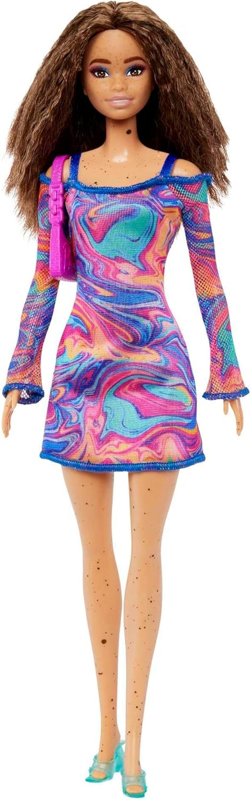 Lalka Barbie Fashionistas nr. 206 - Falowane włosy i piegi - Nowoczesna tęczowa marmurkowa sukienka, torba na ramię i zielone buty - od 3 lat i więcej, HJT03
