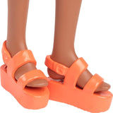 Lalka Barbie Fashionistas nr. 233 z czarnymi włosami, pomarańczową kraciastą sukienką z różowymi kwiatami, naszyjnikiem i sandałami, HYT91
