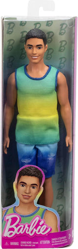 Lalka Ken Barbie Fashionistas nr. 236 z czarnymi włosami, turkusowym podkoszulkiem w kolorze ombré, dżinsowymi spodenkami i srebrnymi tenisówkami, HYV00
