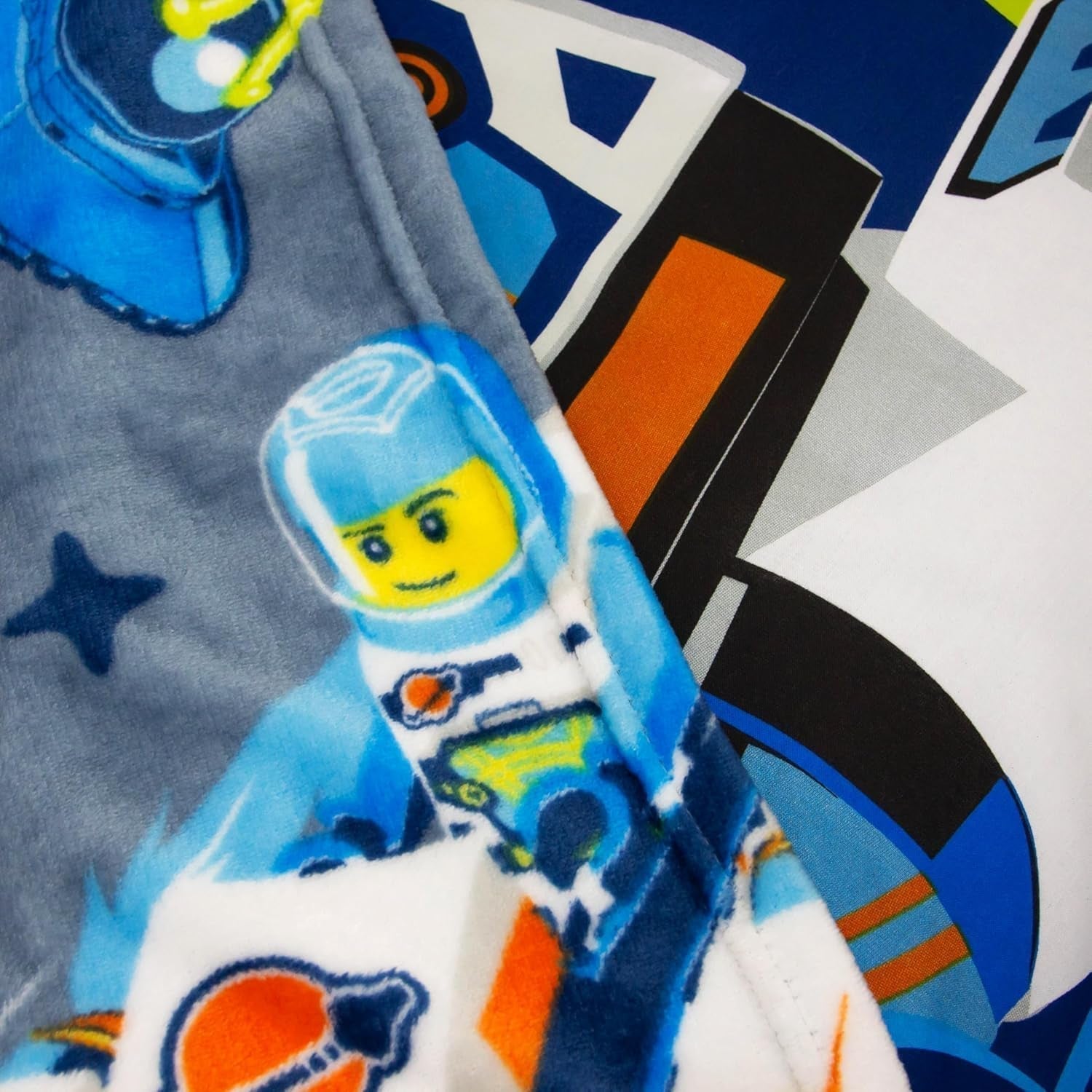Oficjalny koc polarowy Character World Lego® City, super miękki, ciepły niebieski narzut, projekt przestrzeni miejskiej, idealny do sypialni, biwakowania i spania, łóżka i koce 100 x 150 cm Besuche den Character World-Store