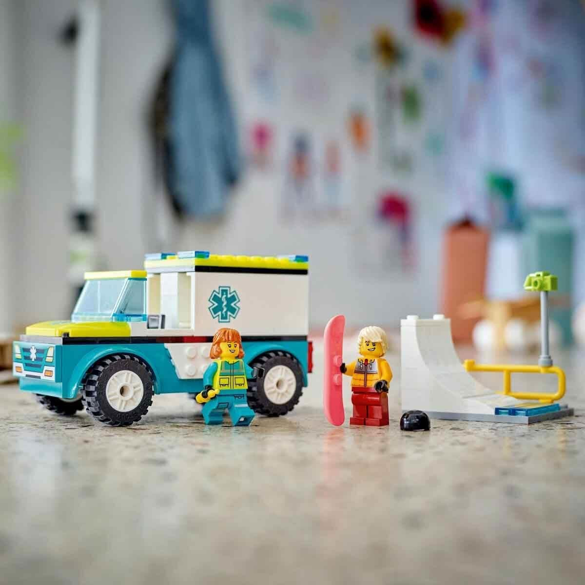 LEGO City Karetka i snowboardzista, zestaw karetki pogotowia z samochodzikiem i 2 minifigurkami, figurka snowboardzisty i ratownika medycznego, pomysłowy prezent dla chłopców i dziewcząt od 4 lat 60403 Zestawy do budowania Besuche den LEGO-Store