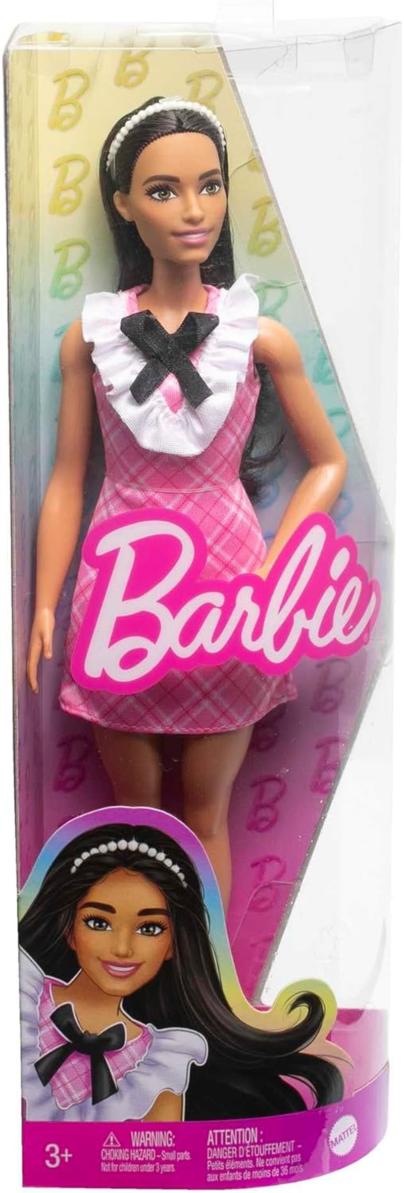 Lalka Barbie Fashionistki ze sportowymi czarnymi włosami i perłową opaską na głowie, ubrana w różową kraciastą sukienkę z czarną kokardką i marszczonym kołnierzykiem dla dzieci w wieku od 3 lat HJT06