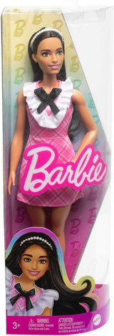 Lalka Barbie Fashionistki ze sportowymi czarnymi włosami i perłową opaską na głowie, ubrana w różową kraciastą sukienkę z czarną kokardką i marszczonym kołnierzykiem dla dzieci w wieku od 3 lat HJT06