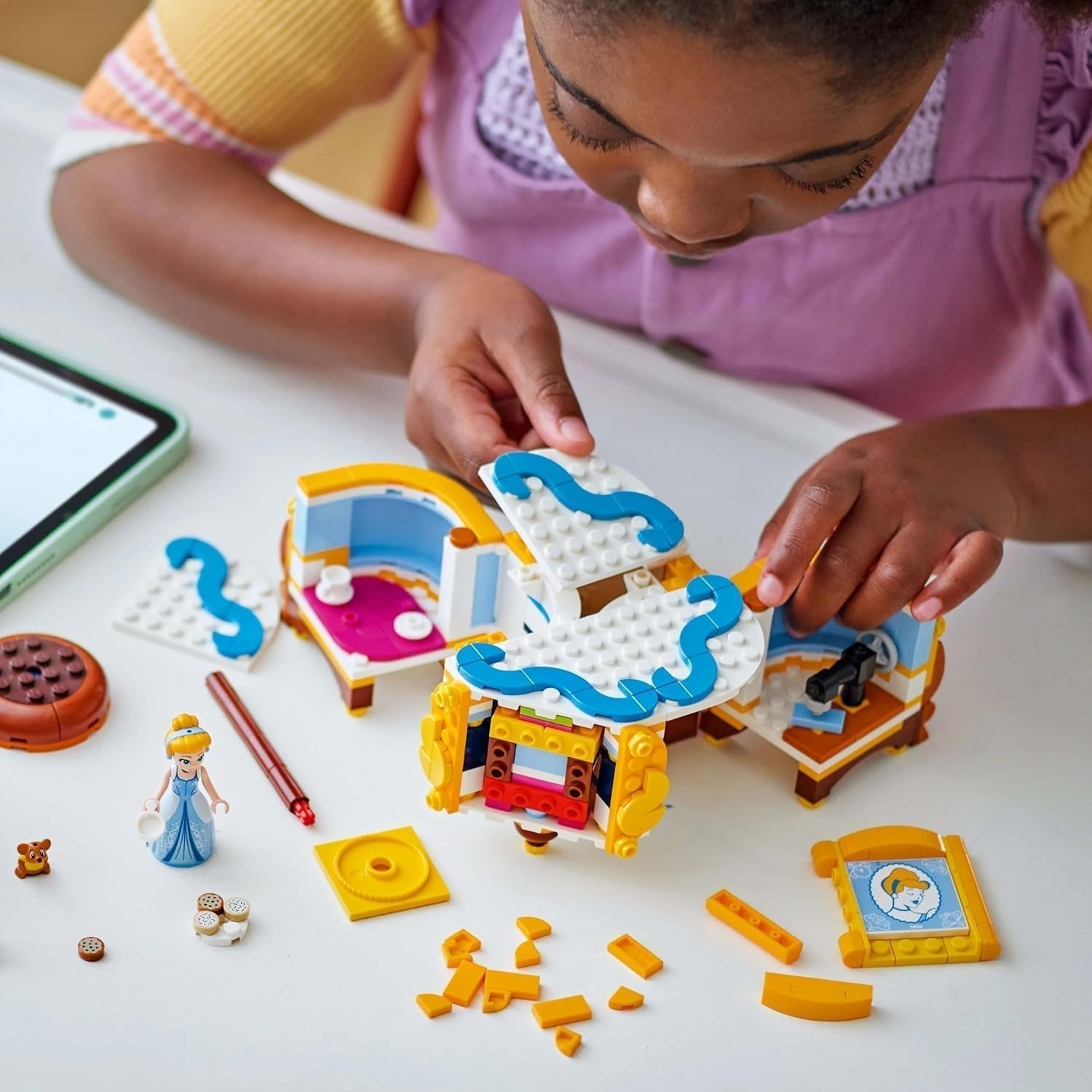 LEGO® Disney Sukienka Księżniczki Kopciuszka, zabawka dla chłopców i dziewcząt od 9 lat - zawiera wieszak na sukienkę, minilaleczkę Kopciuszka i figurkę myszy - Zestaw kreatywny 43266 Zestawy do budowania Beuche den LEGO-Store
