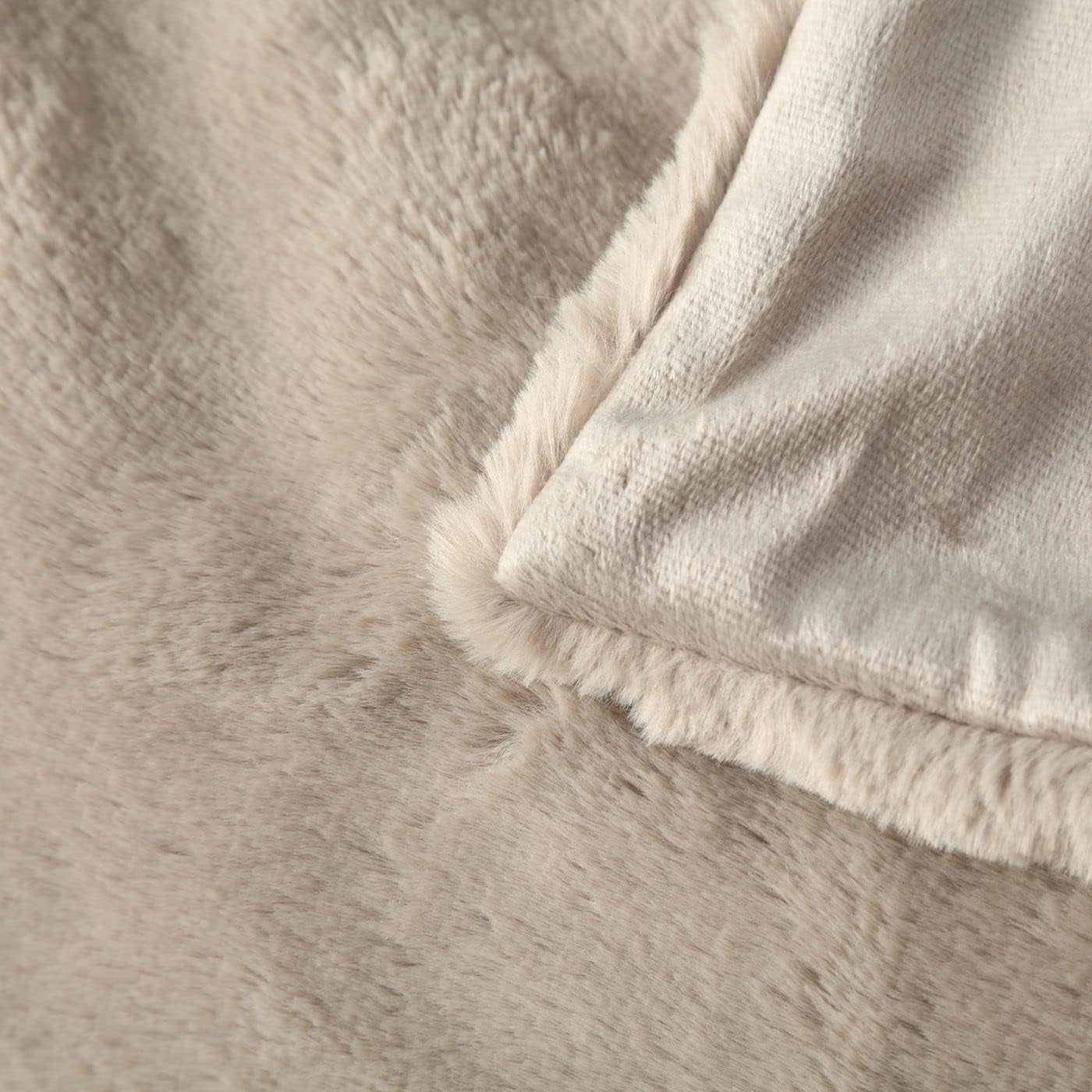 Koc Boltze Storan (rozmiar 150X200 cm, kolor beżowy, wygodny koc poliestrowy, idealny na mroźne zimowe wieczory, wygląd futra) 1015378 BOLTZE Łóżka i koce