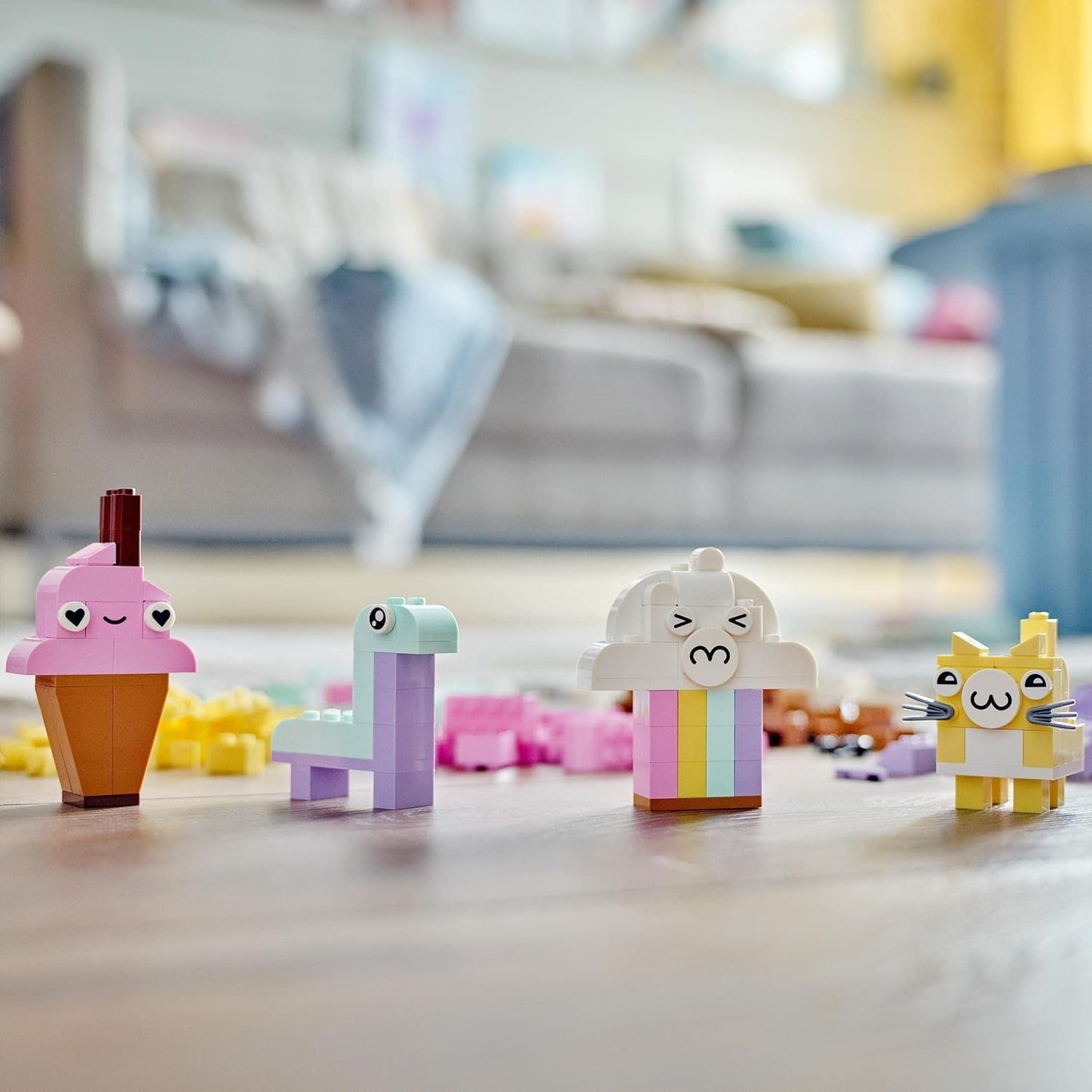 LEGO 11028 Klasyczny pastelowy zestaw do kreatywnego budowania Brick Box, zabawka konstrukcyjna dla dziewcząt i chłopców w wieku od 5 lat z modelami; lody, dinozaur, kot i więcej Zestawy do budowania w sklepie LEGO