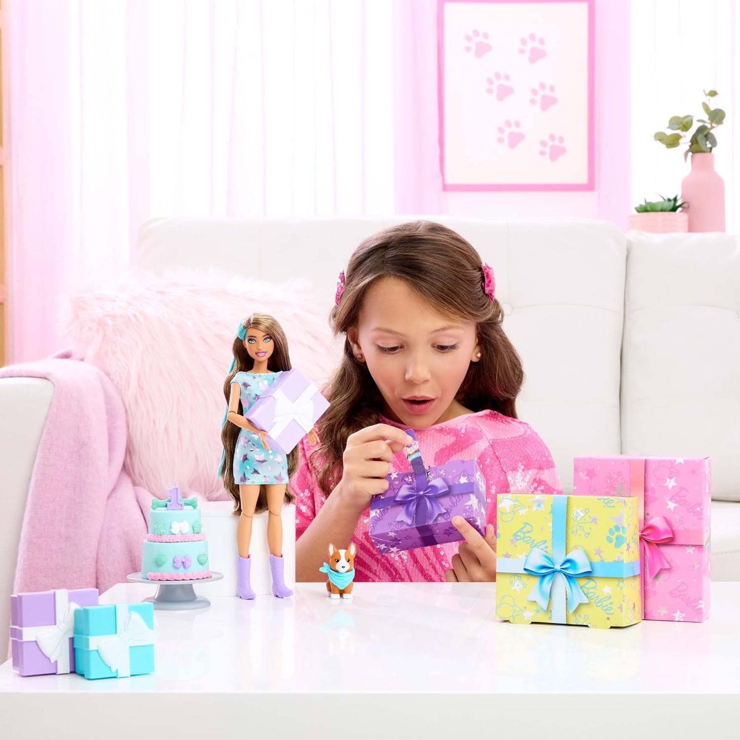 Barbie Party Doll Unboxed i akcesoria Birthday Pet Series 10 Zestaw gwiazdek na imprezę niespodziankę, w tym efekt zmiany koloru i dekoracje na ciasto JFG72