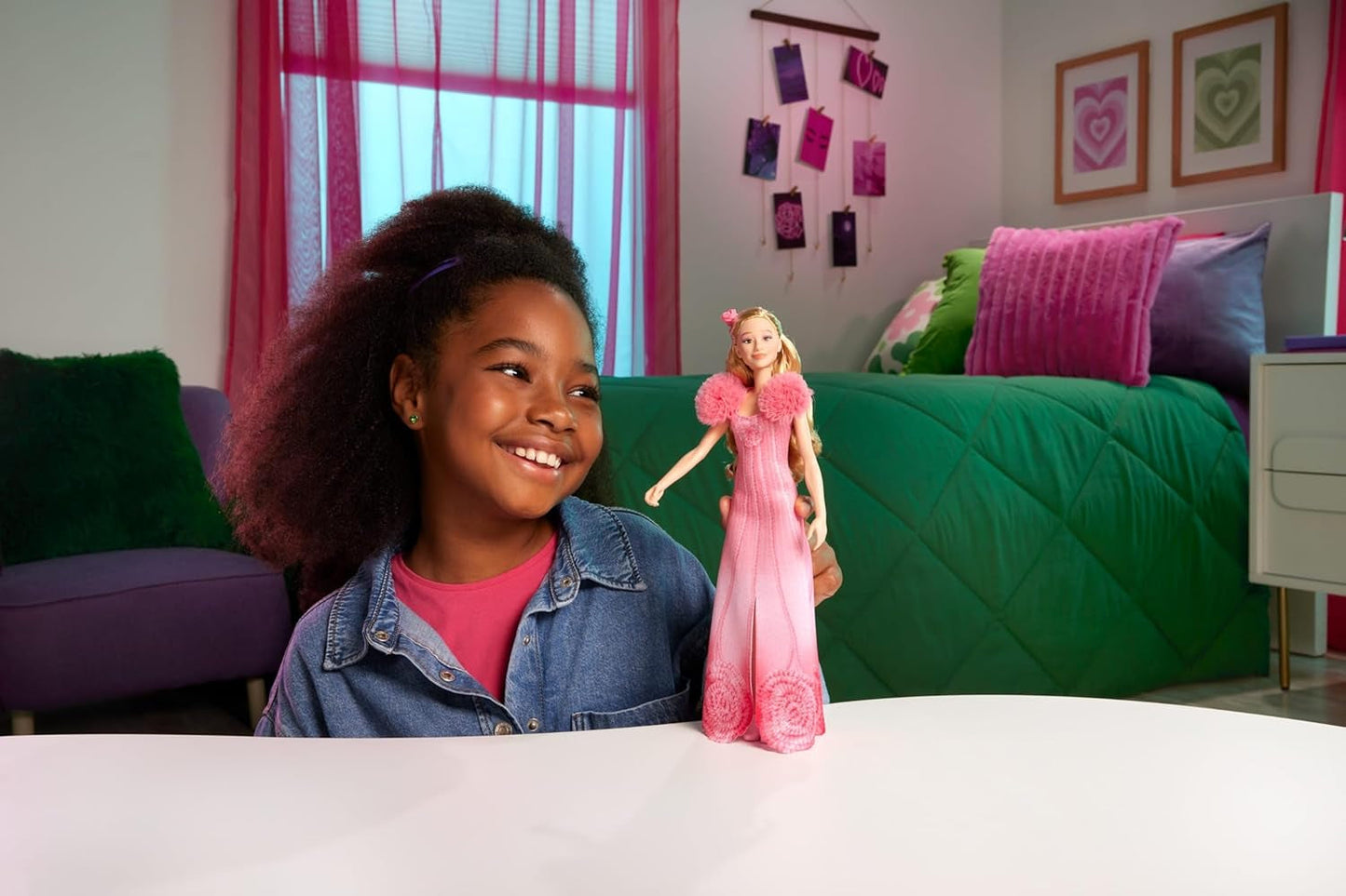 Mattel Glinda z firmy Wicked and Accessories Przegubowa lalka inspirowana filmem z odpinanym strojem śpiewa „Loved by Us” JLG49 różowa