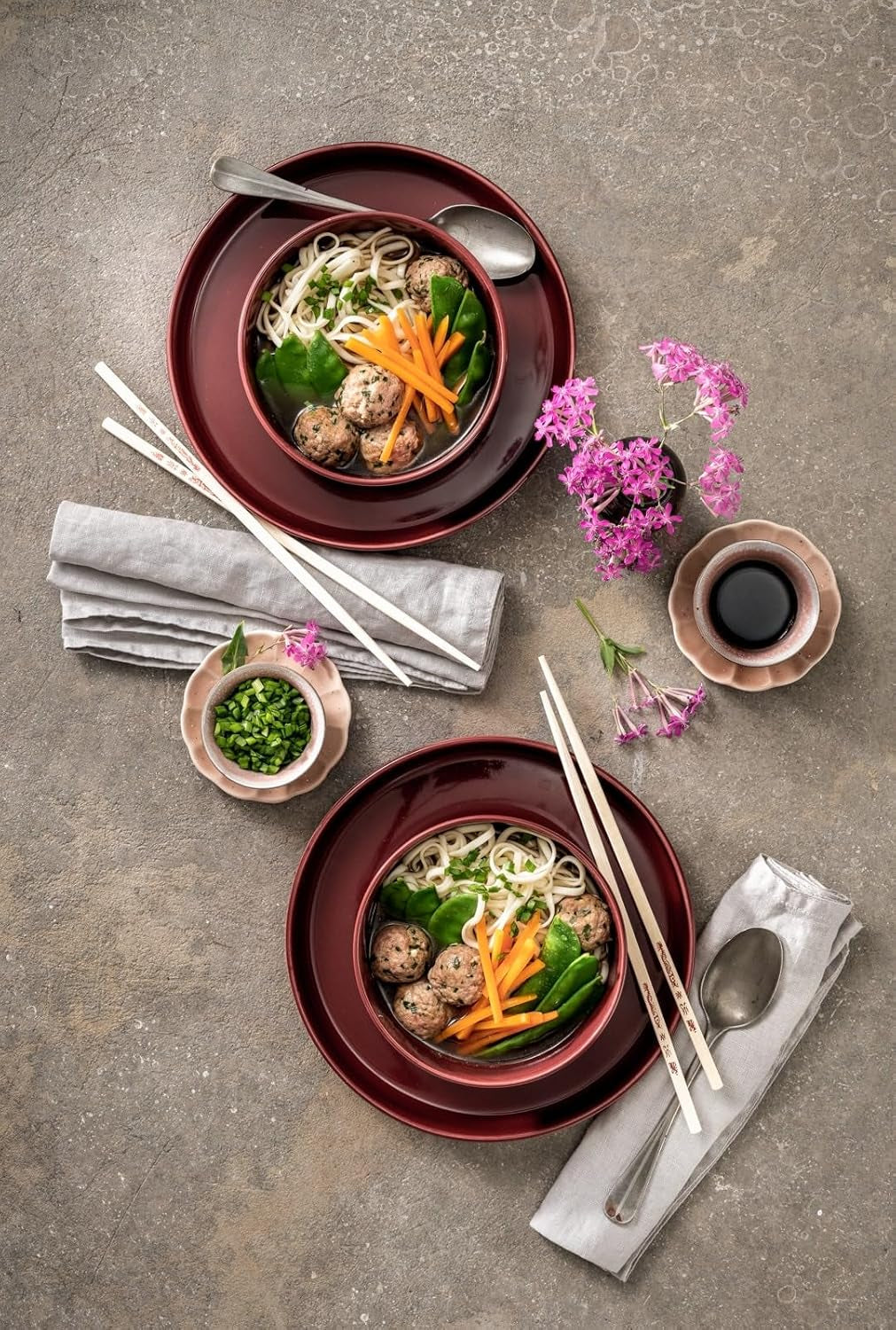 Makaron Wan Kwai Ramen 300g – Autentyczny smak kuchni azjatyckiej. Wszechstronne, szybkie w przygotowaniu, wysokiej jakości składniki. Idealny do zup i dań z woka.