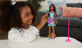 Barbie GYJ22 - Bühne frei für große Träume Brooklyn Puppe (ok. 30 cm, brązowe włosy) z Melodien aus dem Film, Lichtern, Mikrofon und Accessoires, Geschenk für Kinder ab 3 Jahren