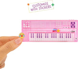 Zespół Rainbow High Junior High Rock Band – Amaya, kolory tęczy – lalka modowa 23 cm z klawiaturą, konfigurowalna za pomocą naklejek, ruchoma, urocza zabawka dla dzieci w wieku od 4 lat