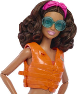 Lalka Barbie Surfer z deską surfingową i rączką, ręcznikiem i radiem do przygód i opowieści na plaży, klipsami i paskiem na kostkę do realistycznego surfowania, od 3 lat, lalki HPL69 Naty Shop