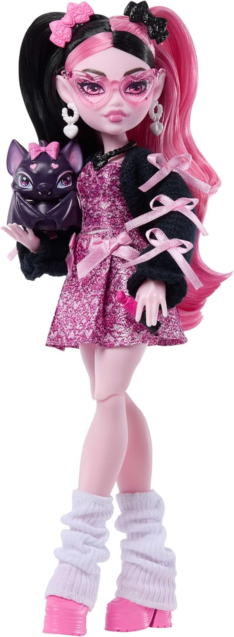 Lalka Monster High Draculaura w różowej sukience z kokardkami i czarnym kardiganie z bajecznym nietoperzem hrabią i 7 akcesoriami, w tym ramenem, szminką i torebką, JHK29